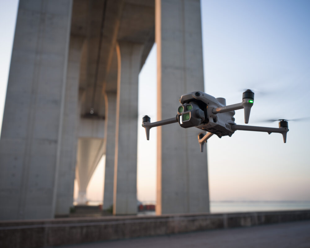 Drohne inspiziert Brücke